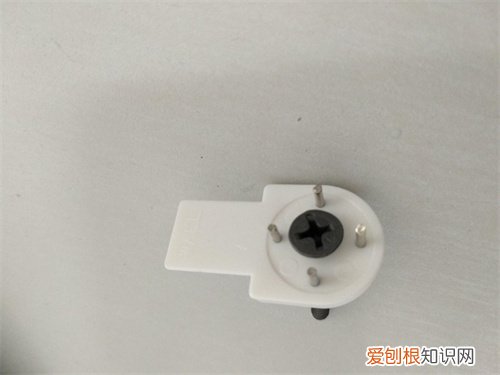 无痕钉取下来后的墙面如何处理，墙上的无痕钉怎么拔出来