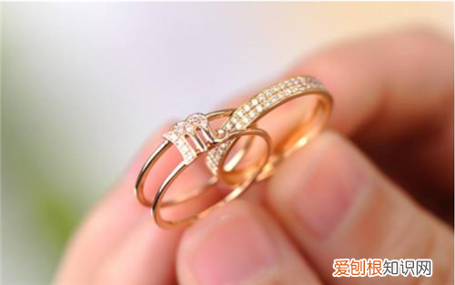 一般订婚是买金戒指还是钻戒 平常是戴钻戒还是对戒