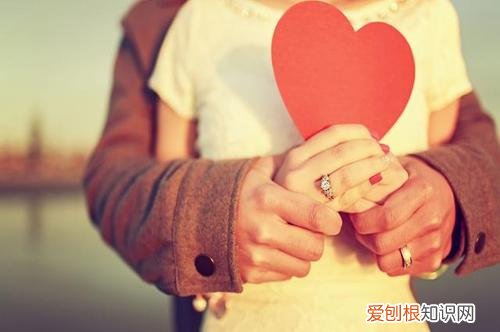 前男友还爱你的表现有哪些 这五种表现证明还爱你