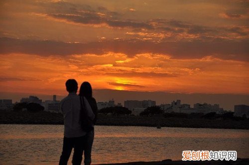 一个男生主动找你聊天代表什么 男生靠谱的表现有哪些