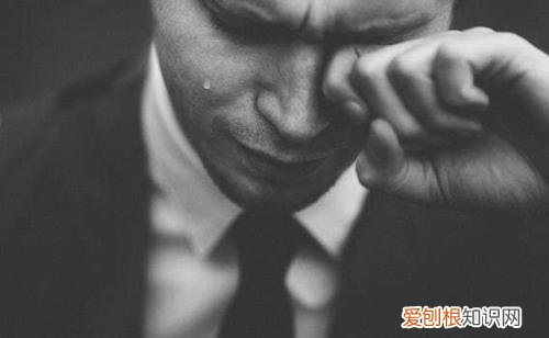 一个男人在女人面前哭代表什么 一个男人真正爱你的表现