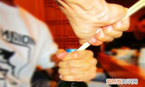 空手开啤酒瓶盖技巧没有起瓶器怎么开啤酒