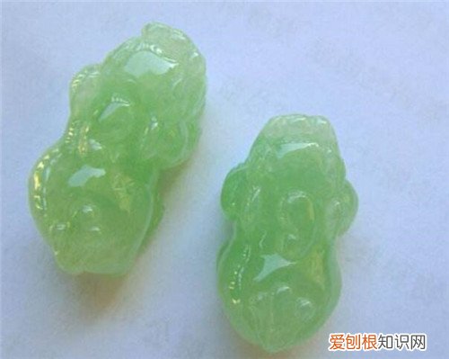 翡翠和玉的区别有哪些购买时如何辨别翡翠手镯和玉镯