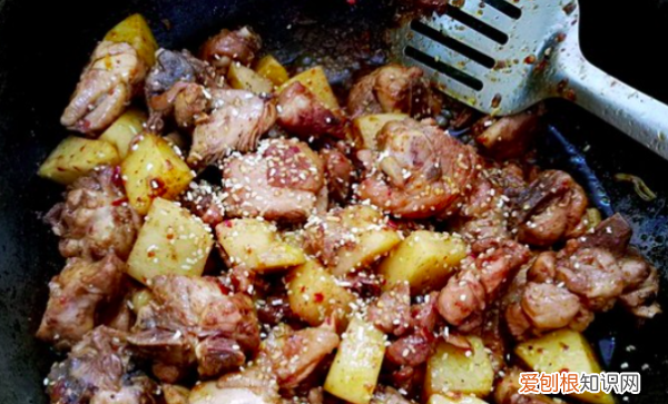 家常鸡块烧土豆的做法，土豆鸡块的家常做法大全窍门