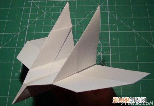 小编支招让你轻松折纸飞机回旋，用纸折回旋飞机简单