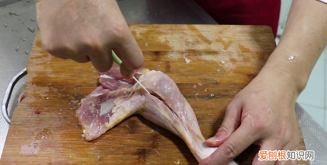 整只鸡脱骨的正确方法教程 整鸡脱骨的技术要点是