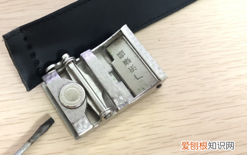 皮带扣怎么打开，男士皮带如何解开