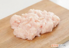 两个月大的幼犬可以吃鸡胸肉吗 两个月幼犬可以吃鸡胸肉吗