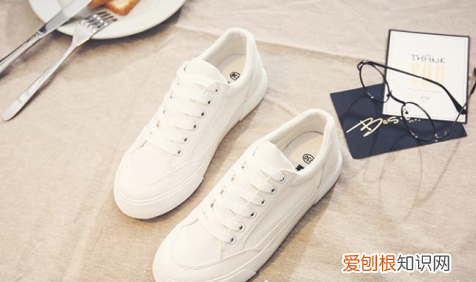 小白鞋焕然一新的方法，小白鞋发黄了怎么清洗就可以变白