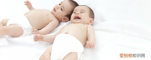 给宝宝穿纸尿裤的正确方法 如何给宝宝穿纸尿裤