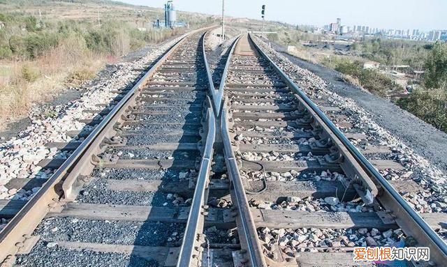 为什么高铁轨道下面有很多石子