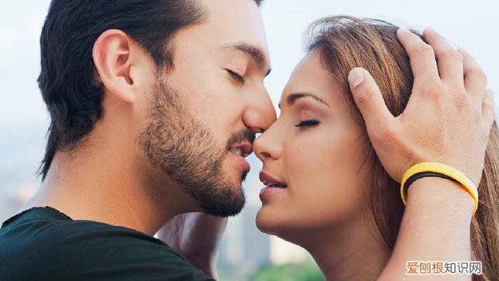 霉菌性外阴炎有哪些症状,霉菌性外阴炎与其他外阴炎不同点,细菌性和霉菌性阴炎的主要症状