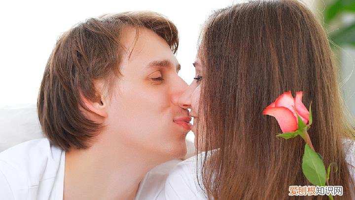 男人生殖疱疹都长在什么位置？男人生殖疱疹会传染吗，男性生殖疱疹位置