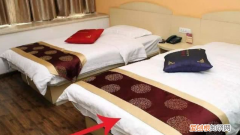 酒店的床上为什么都会放一块布?原来用处