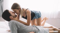 错误的坐姿使胸部下垂，你还在继续犯错误吗？，坐着胸下垂