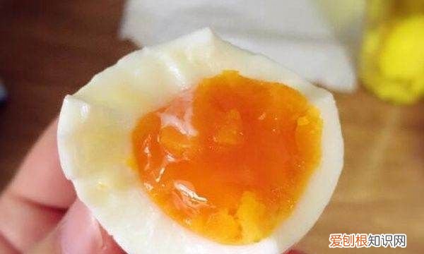 煮鸡蛋爆开是不新鲜，白水煮鸡蛋为什么会裂开