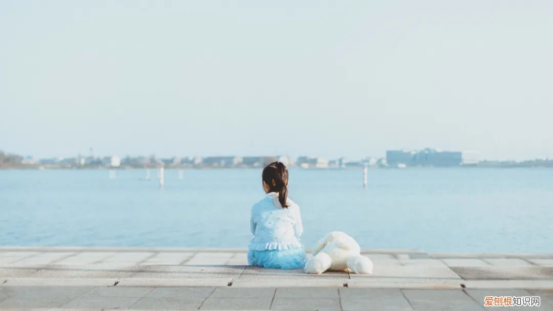 如果一个孩子生活在鼓励中,他就学会了自信的说说，你的这些行为，正悄悄摧毁孩子自信