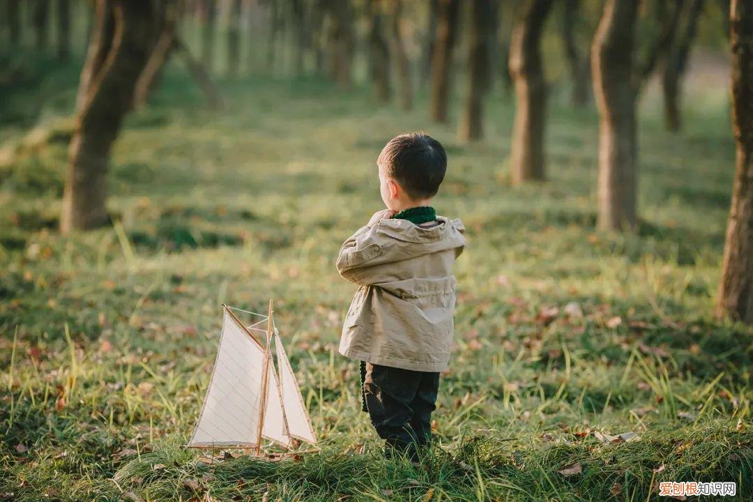 如果一个孩子生活在鼓励中,他就学会了自信的说说，你的这些行为，正悄悄摧毁孩子自信