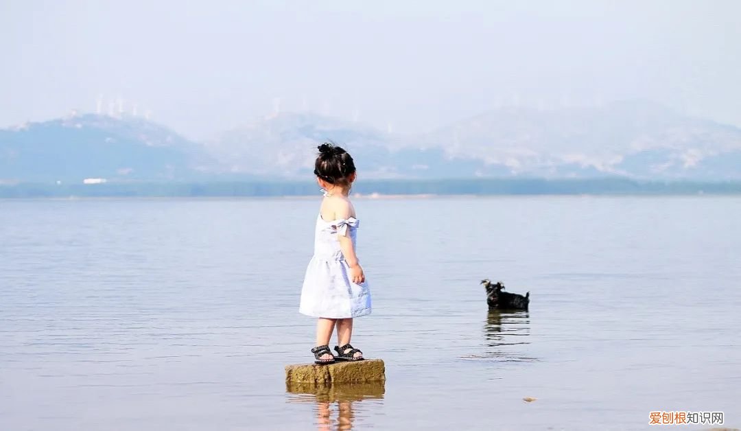 如果一个孩子生活在鼓励中,他就学会了自信的说说，你的这些行为，正悄悄摧毁孩子自信