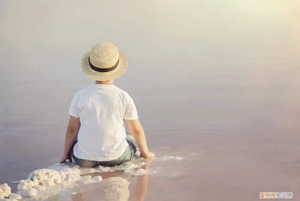 如果一个孩子生活在鼓励中,他就学会了自信的说说，你的这些行为，正悄悄摧毁孩子自信