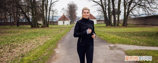 晨跑应该空腹 早上适合空腹晨跑多久《早上适合空腹晨跑的时长》