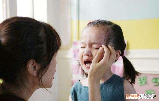 小孩子没有自信胆小怎么办,孩子胆小、不自信,不敢当众表达?教你3招练出自信娃