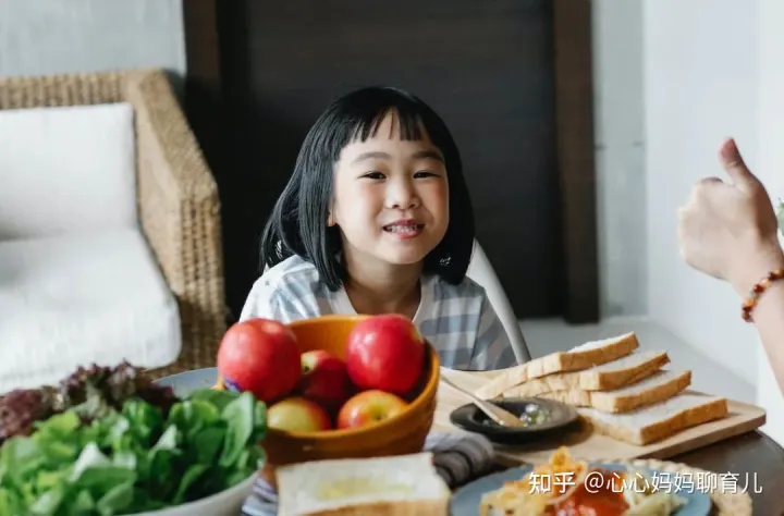 怎样培养一个小孩的自信心，如何让一个小孩子乐观又自信？这样夸他就完了！