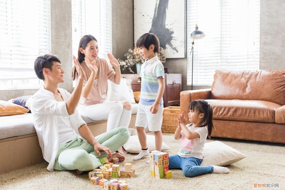 夸孩子好棒的句子，别再夸孩子“你真棒”效果会打折，教你3句话夸孩子，自信又优秀