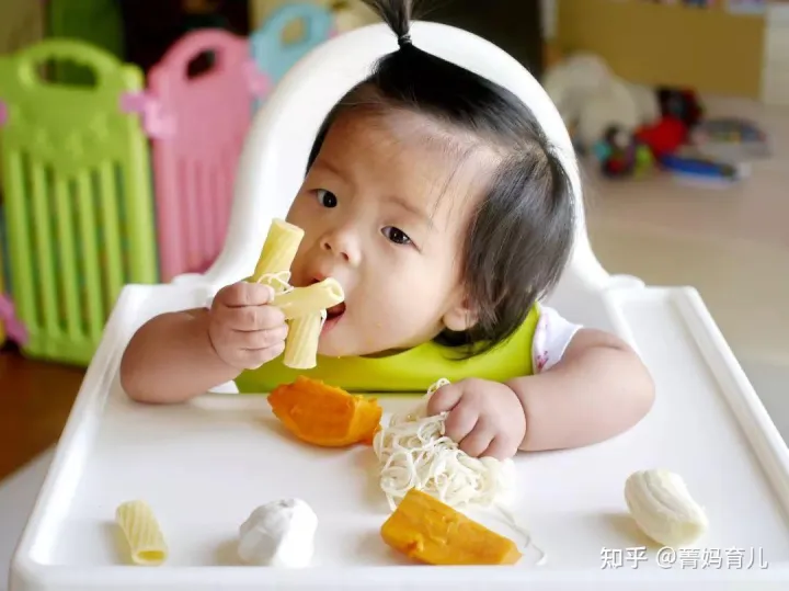 一岁的孩子正确的喂养方法是什么，一岁是孩子喂养的分水岭，5种喂养方式要改变，妈妈别偷懒