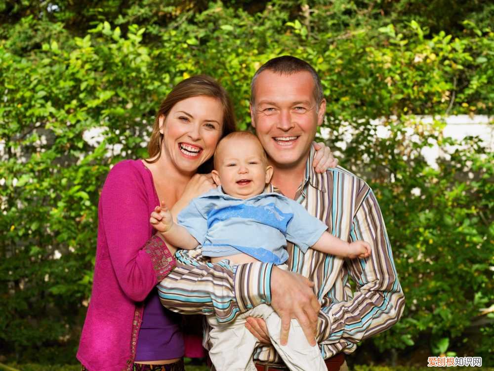 一岁多的宝宝吃奶粉好还是吃饭好，一岁之后多喝奶还是多“吃饭”？主次要分清，吃对了娃才更健康