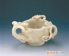在我国古代灿烂的艺术宝库中《清明上河图》是一颗，中国古代生活中的小小器皿，暗藏无尽