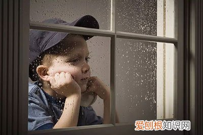 活泼爱动的孩子，为什么上了幼儿园后越来越内向？，孩子在家开朗活泼在幼儿园内向原因