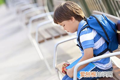 活泼爱动的孩子，为什么上了幼儿园后越来越内向？，孩子在家开朗活泼在幼儿园内向原因