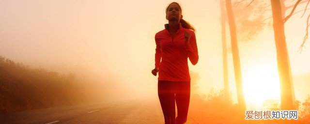 冬季晚上跑步需要注意什么 冬天晚间跑步的正确方法《冬天晚间跑步的正确方法介绍》