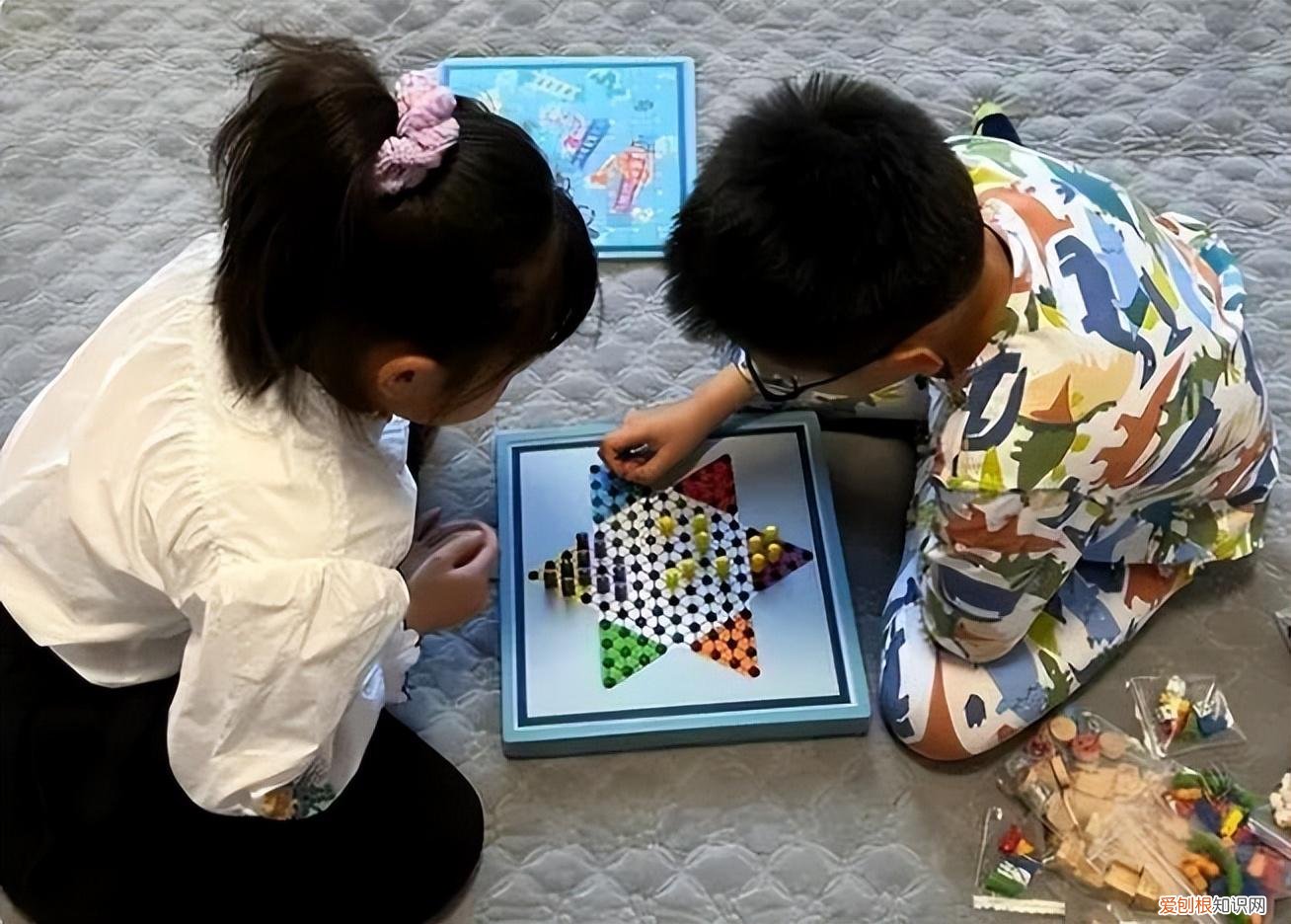 提升孩子专注力的10大方法，如何提升孩子的专注力，让孩子静心学习，下棋是个好方法