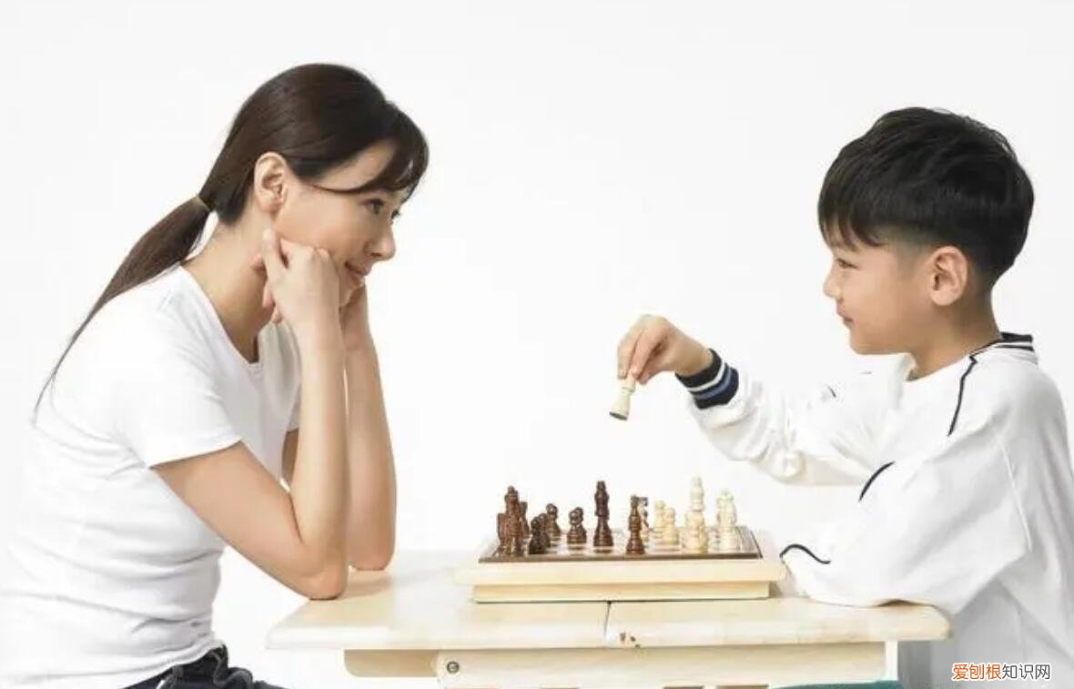 提升孩子专注力的10大方法，如何提升孩子的专注力，让孩子静心学习，下棋是个好方法