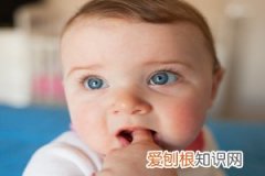宝宝下嘴唇长的白色怎么回事 ，怎么小孩的下嘴唇有时候是有点白色的?
