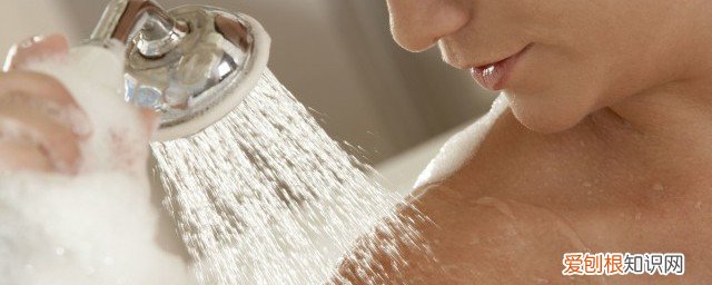 吃过晚饭多久能洗澡 吃完晚饭多久洗澡适合《晚饭后多长时间可以洗澡》