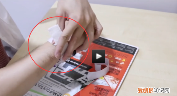 如何做蛛丝发射器,怎么用胶水做蜘蛛丝