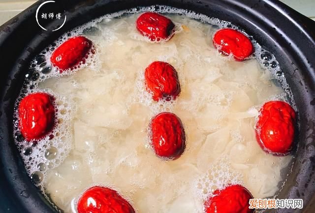 炖银耳汤怎么让银耳出胶呢