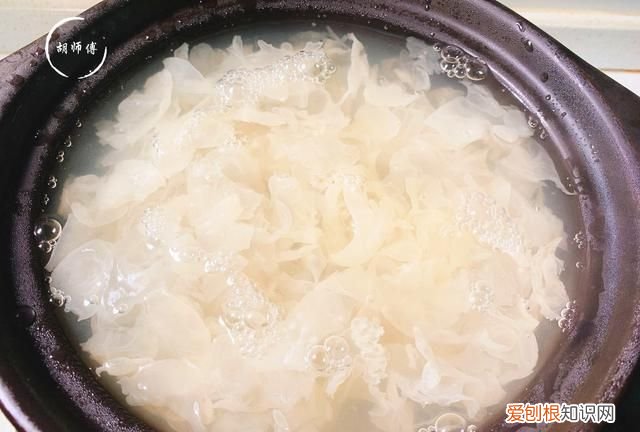 炖银耳汤怎么让银耳出胶呢