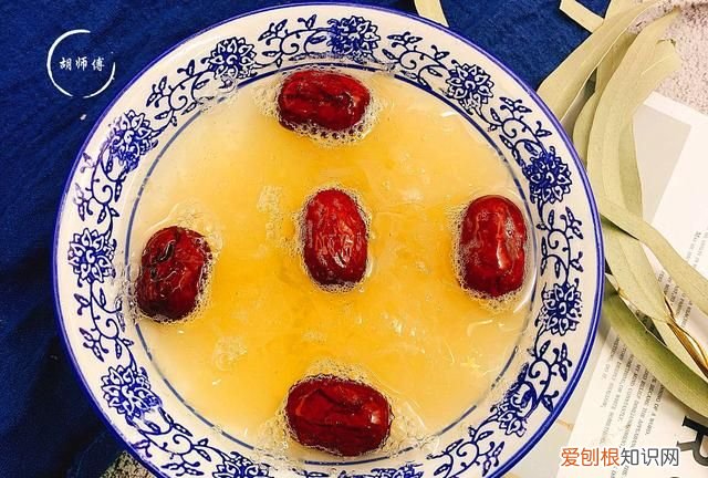 炖银耳汤怎么让银耳出胶呢