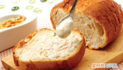 面包粉和高筋面粉做面包哪个好 高筋面粉和面包粉做面包区别