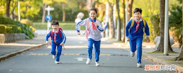 穿校服的好处和坏处英语作文 穿校服的好处和坏处