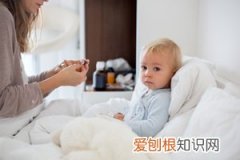 宝宝在床上摔到后脑勺怎么办 ，婴儿后脑勺摔床上