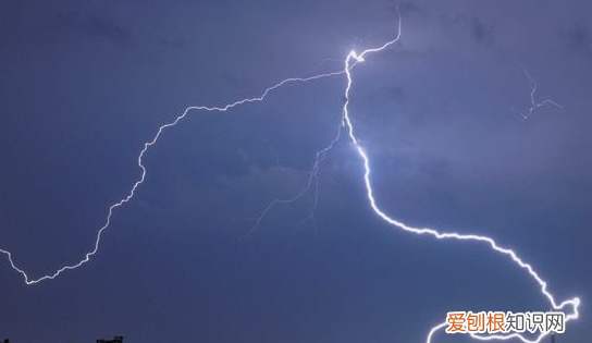 一道闪电大约多少度电，一道闪电相当于多少度电?
