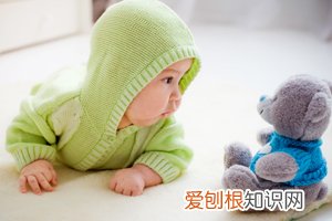 宝宝趴着抬头正确姿势是怎样的 ,婴儿趴着抬头注意什么