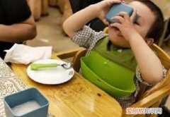 广东一幼儿园老师逼孩子吃辣椒酱，网友：被开除是活该