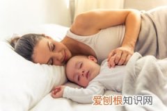 婴儿不睡觉老是用力挣怎么回事 ，婴儿睡觉时总是使劲挣