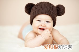 月子里宝宝放屁带黄水正常吗 ，一个月宝宝放屁带黄水怎么回事